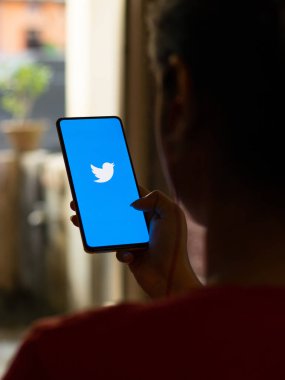 Assam, Hindistan - 29 Ekim 2020: Twitter logosu telefon ekranı görüntüsü.