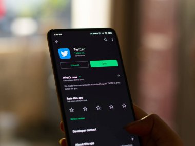 Assam, Hindistan - 29 Ekim 2020: Twitter logosu telefon ekranı görüntüsü.