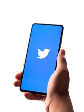 Assam, Hindistan - 29 Ekim 2020: Twitter logosu telefon ekranı görüntüsü.