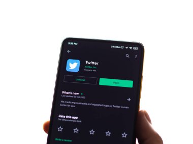 Assam, Hindistan - 29 Ekim 2020: Twitter logosu telefon ekranı görüntüsü.