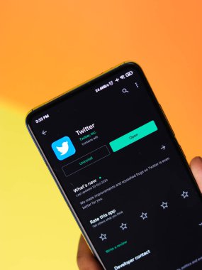 Assam, Hindistan - 29 Ekim 2020: Twitter logosu telefon ekranı görüntüsü.