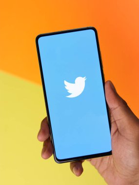 Assam, Hindistan - 29 Ekim 2020: Twitter logosu telefon ekranı görüntüsü.