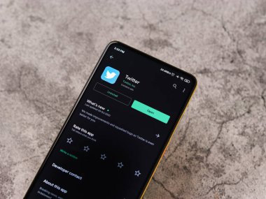 Assam, Hindistan - 29 Ekim 2020: Twitter logosu telefon ekranı görüntüsü.