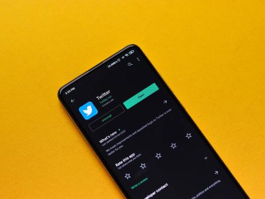 Assam, Hindistan - 29 Ekim 2020: Twitter logosu telefon ekranı görüntüsü.