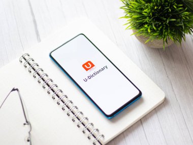 Assam, Hindistan - 10 Nisan 2021: Telefon ekranı görüntüsünde U sözlüğü logosu.