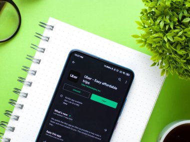 Assam, Hindistan - 23 Mayıs 2020: Uber uygulaması. Dünya çapında bir taksi kiralama uygulaması..
