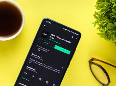 Assam, Hindistan - 23 Mayıs 2020: Uber uygulaması. Dünya çapında bir taksi kiralama uygulaması..