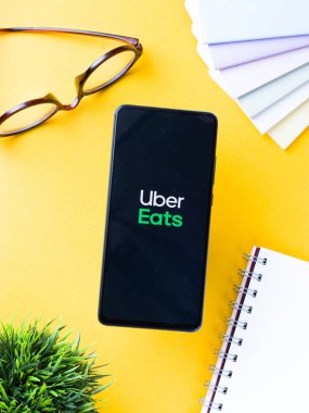 Assam, Hindistan - 8 Mayıs 2020: Uber eat, çevrimiçi gıda dağıtım platformu.