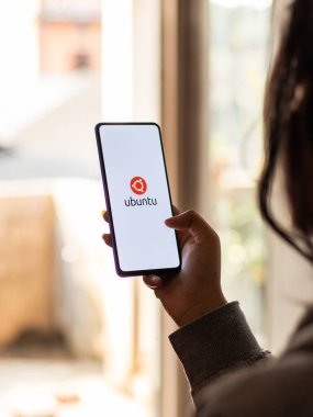 Assam, Hindistan - 15 Ocak 2020: Telefon ekranında Ubuntu logosu.
