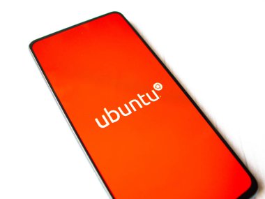 Assam, Hindistan - 15 Ocak 2020: Telefon ekranında Ubuntu logosu.