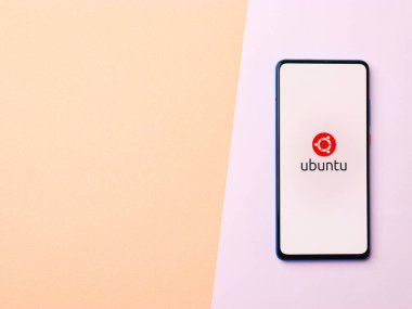 Assam, Hindistan - 15 Ocak 2020: Telefon ekranında Ubuntu logosu.
