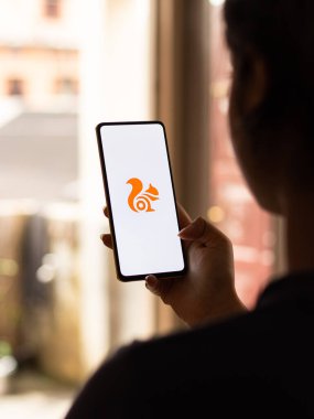 Assam, Hindistan - 18 Eylül 2020: Telefon ekranında Uc Tarayıcı logosu.