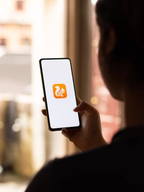 Assam, Hindistan - 18 Eylül 2020: Telefon ekranında Uc Tarayıcı logosu.