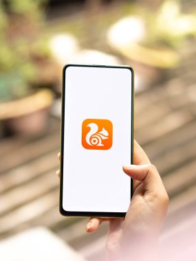 Assam, Hindistan - 18 Eylül 2020: Telefon ekranında Uc Tarayıcı logosu.