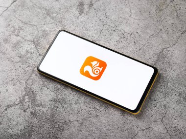 Assam, Hindistan - 18 Eylül 2020: Telefon ekranında Uc Tarayıcı logosu.