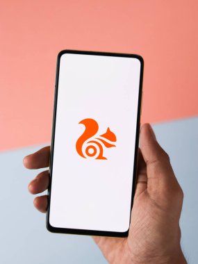 Assam, Hindistan - 18 Eylül 2020: Telefon ekranında Uc Tarayıcı logosu.