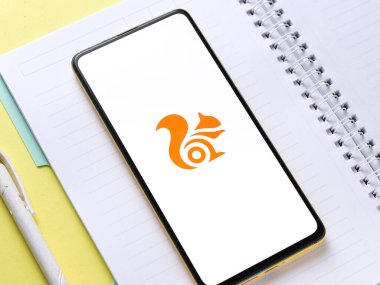 Assam, Hindistan - 18 Eylül 2020: Telefon ekranında Uc Tarayıcı logosu.