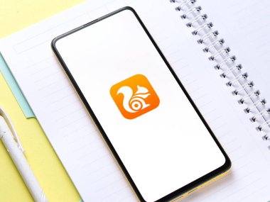 Assam, Hindistan - 18 Eylül 2020: Telefon ekranında Uc Tarayıcı logosu.