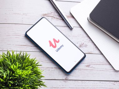 Assam, Hindistan - 19 Nisan 2021: Telefon ekranında Udemy logosu.