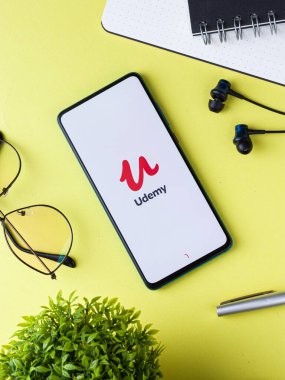Assam, Hindistan - 19 Nisan 2021: Telefon ekranında Udemy logosu.