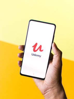 Assam, Hindistan - 19 Nisan 2021: Telefon ekranında Udemy logosu.