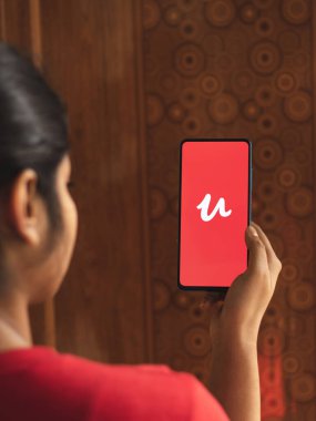 Assam, Hindistan - 19 Nisan 2021: Telefon ekranında Udemy logosu.