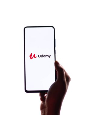 Assam, Hindistan - 19 Nisan 2021: Telefon ekranında Udemy logosu.