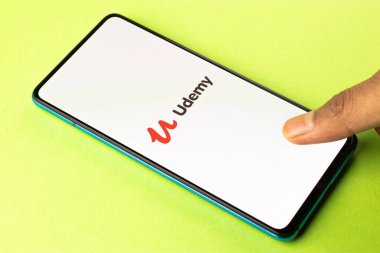 Assam, Hindistan - 19 Nisan 2021: Telefon ekranında Udemy logosu.
