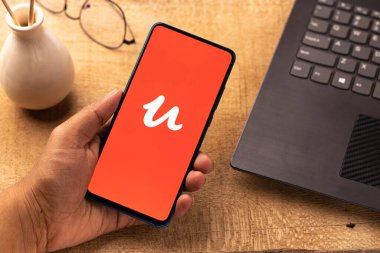 Assam, Hindistan - 19 Nisan 2021: Telefon ekranında Udemy logosu.