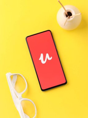 Assam, Hindistan - 19 Nisan 2021: Telefon ekranında Udemy logosu.