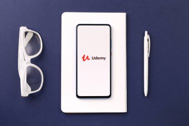 Assam, Hindistan - 19 Nisan 2021: Telefon ekranında Udemy logosu.