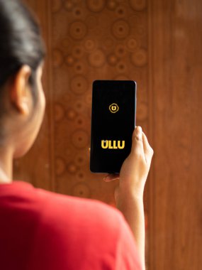 Assam, Hindistan - 10 Mart 2021: Telefon ekranında Ullu logosu.