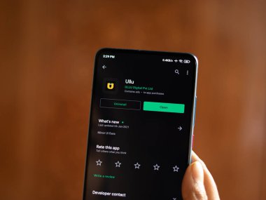 Assam, Hindistan - 10 Mart 2021: Telefon ekranında Ullu logosu.