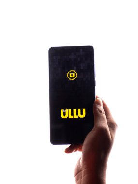 Assam, Hindistan - 10 Mart 2021: Telefon ekranında Ullu logosu.