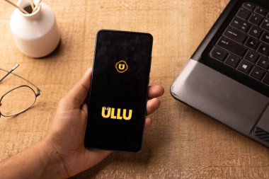 Assam, Hindistan - 10 Mart 2021: Telefon ekranında Ullu logosu.