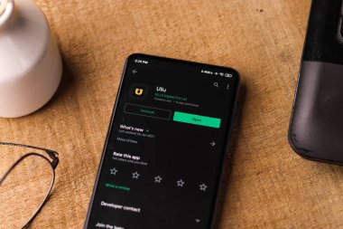 Assam, Hindistan - 10 Mart 2021: Telefon ekranında Ullu logosu.