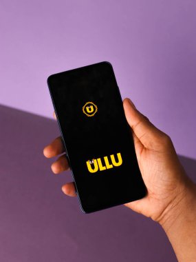 Assam, Hindistan - 10 Mart 2021: Telefon ekranında Ullu logosu.
