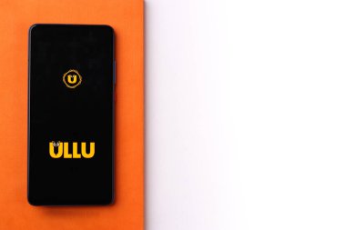 Assam, Hindistan - 10 Mart 2021: Telefon ekranında Ullu logosu.