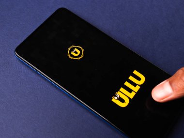 Assam, Hindistan - 10 Mart 2021: Telefon ekranında Ullu logosu.