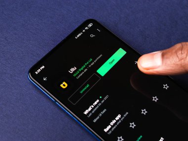 Assam, Hindistan - 10 Mart 2021: Telefon ekranında Ullu logosu.