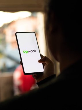 Assam, Hindistan - 29 Kasım 2020: Telefon ekranı görüntüsü üzerinde çalışma logosu.