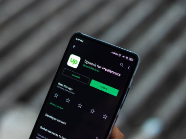 Assam, Hindistan - 29 Kasım 2020: Telefon ekranı görüntüsü üzerinde çalışma logosu.