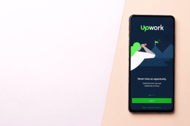 Assam, Hindistan - 29 Kasım 2020: Telefon ekranı görüntüsü üzerinde çalışma logosu.