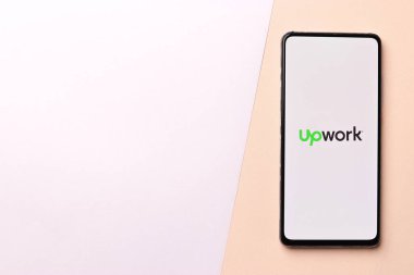 Assam, Hindistan - 29 Kasım 2020: Telefon ekranı görüntüsü üzerinde çalışma logosu.