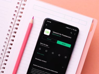 Assam, Hindistan - 29 Kasım 2020: Telefon ekranı görüntüsü üzerinde çalışma logosu.