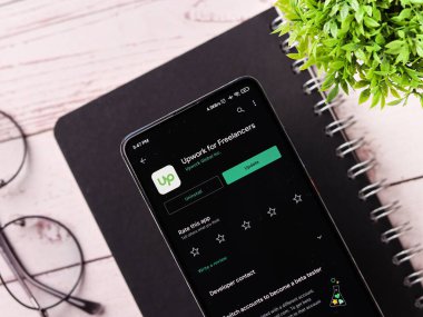 Assam, Hindistan - 29 Kasım 2020: Telefon ekranı görüntüsü üzerinde çalışma logosu.