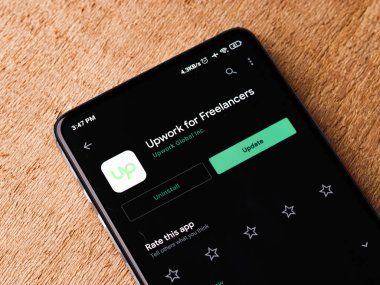 Assam, Hindistan - 29 Kasım 2020: Telefon ekranı görüntüsü üzerinde çalışma logosu.