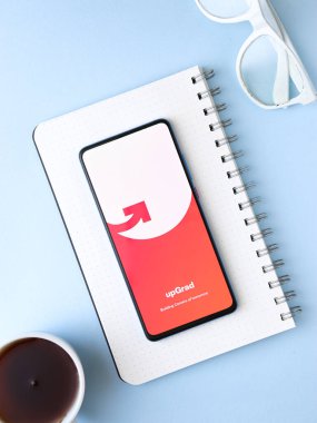 Batı Bangal, Hindistan - 28 Eylül 2021: telefon ekranında yükseltilmiş logo.