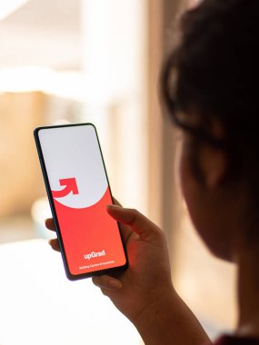 Batı Bangal, Hindistan - 28 Eylül 2021: telefon ekranında yükseltilmiş logo.