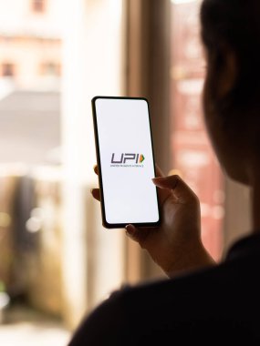 Batı Bangal, Hindistan - 28 Eylül 2021: Telefon ekranında UPI logosu.